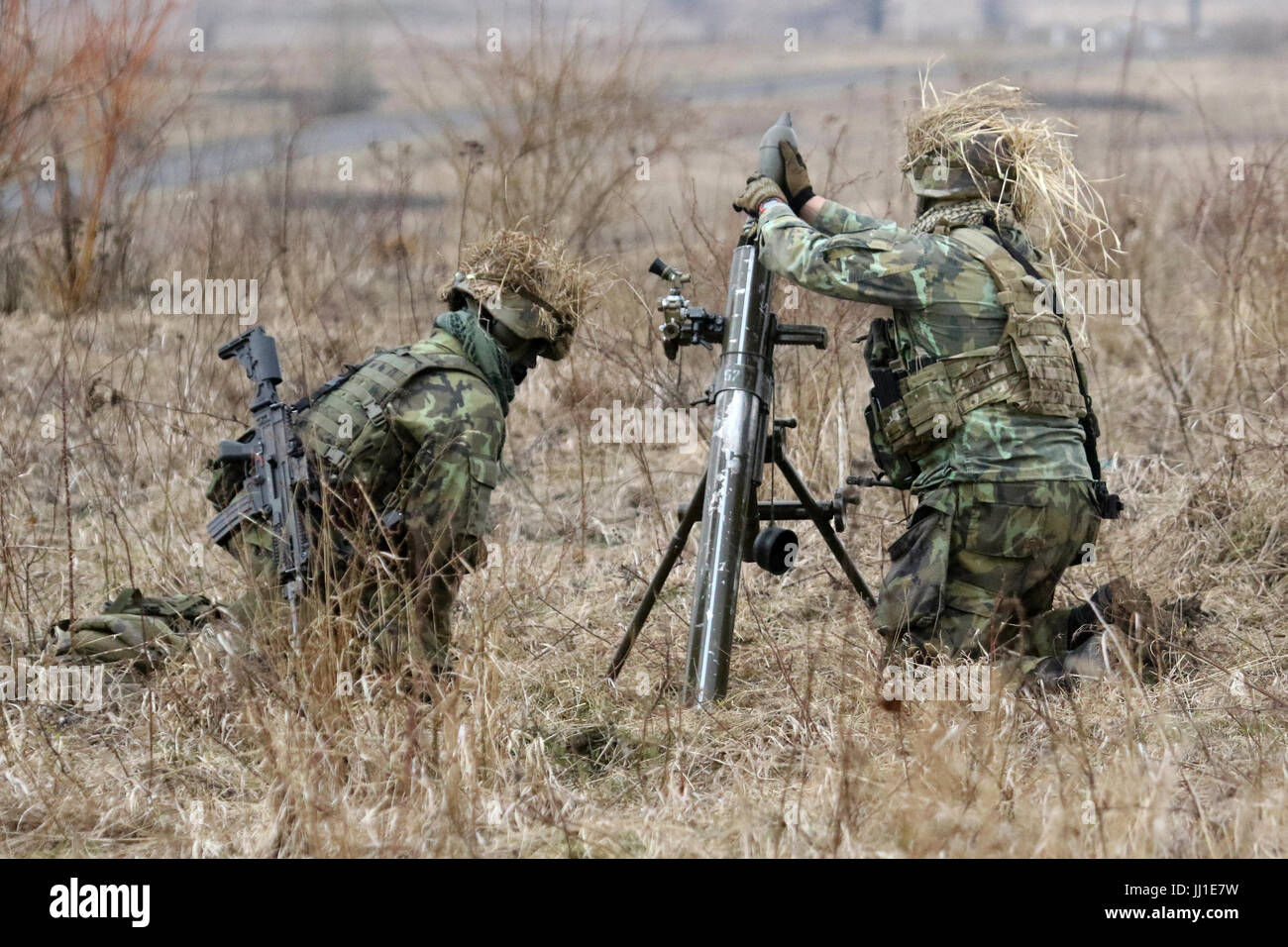 Ceca soldati dell esercito fire mortaio Foto Stock