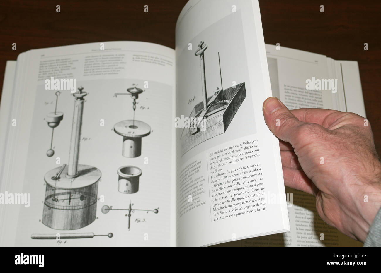 Libro tecnico con illustrazioni storico consultazione Foto Stock