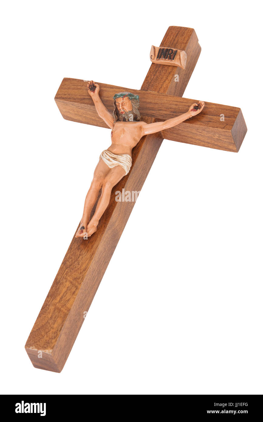 Un crocifisso in legno che mostra Gesù che pende sulla Croce isolati su sfondo bianco Foto Stock