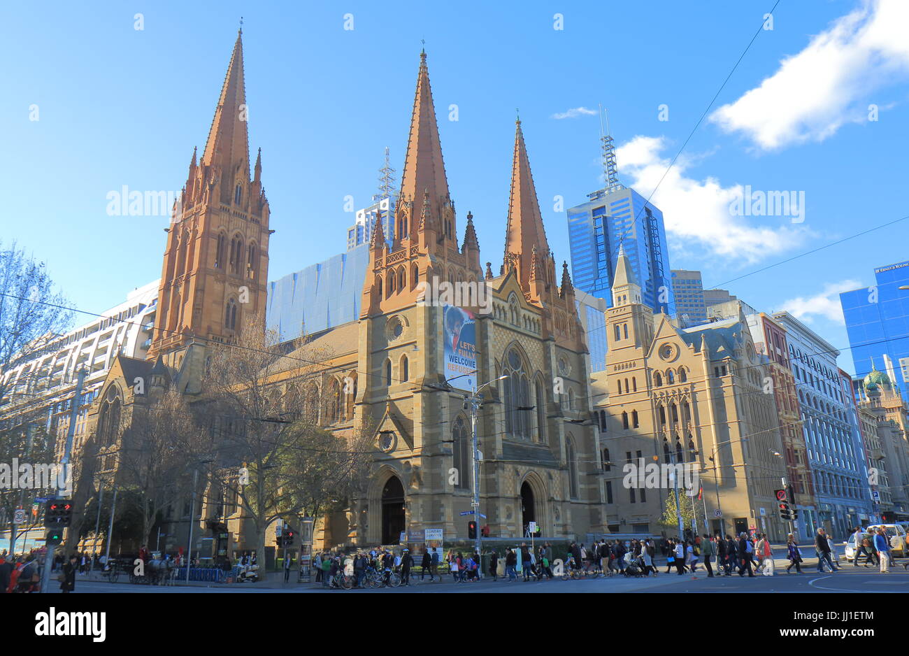 La gente visita alla cattedrale di St Paul Melbourne Australia. Foto Stock