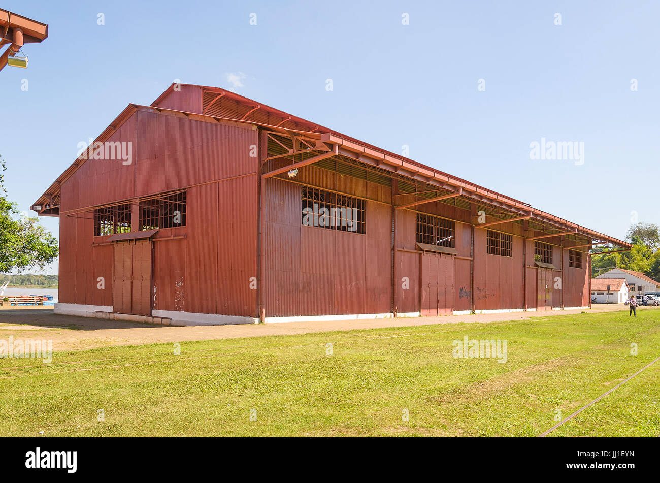 PORTO VELHO, Brasile - 16 giugno 2017: Big Red hangar sulla Estrada de Ferro Madeira-Mamore. Oggi la vecchia stazione hangar dispone di alcuni negozi con roba locale di un Foto Stock