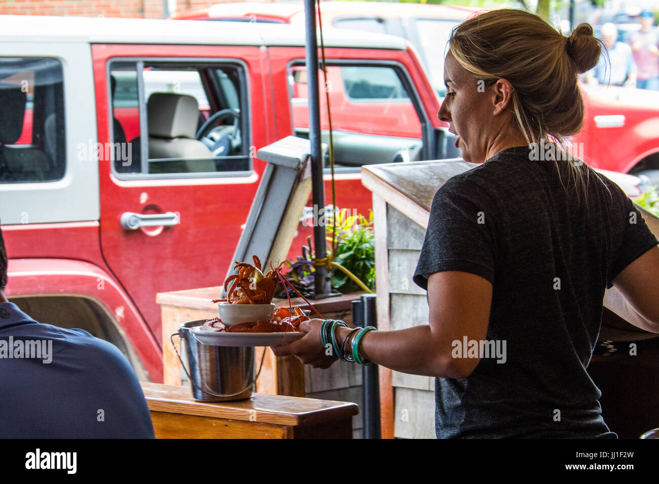 Server portando aragoste a Nantucket Lobster Trap Restaurant, Nantucket, MA, Stati Uniti d'America Foto Stock