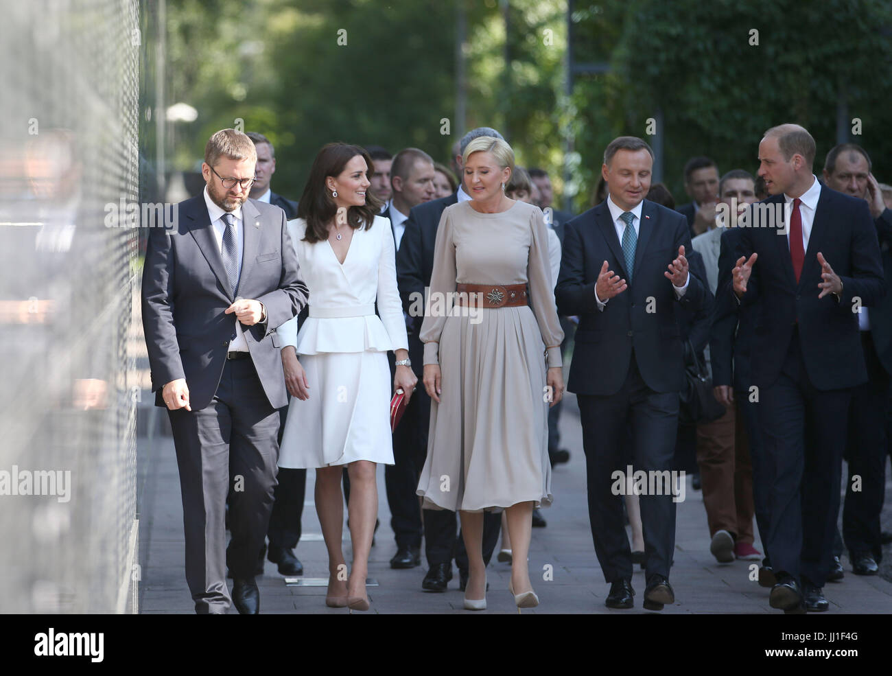 Il Duca e la Duchessa di Cambridge con il Presidente Andrzej Duda e sua moglie, Agata, camminando lungo la parete del ricordo come la loro visita al Warsaw Rising Museum che è dedicato per l'insurrezione del 1944 che vide il polacco della resistenza armata Home tentativo di liberare Varsavia da occupazione tedesca, come parte del loro tour di cinque giorni di Polonia e Germania. Foto Stock