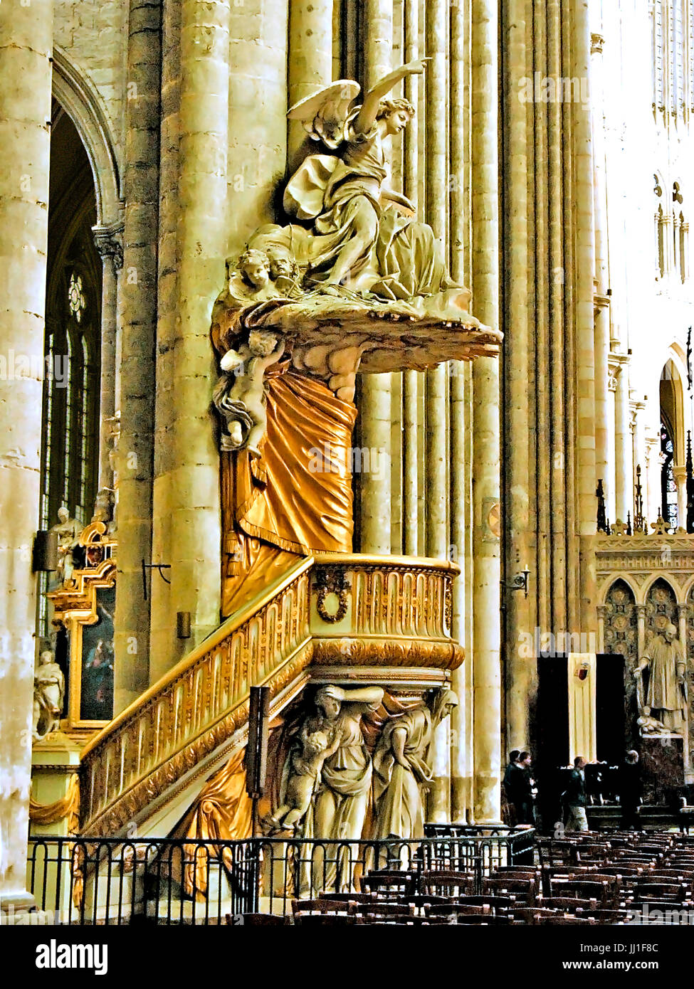 Una tomba e varie statue all interno della cattedrale di Amiens, Francia il 5/7/2006 Foto Stock