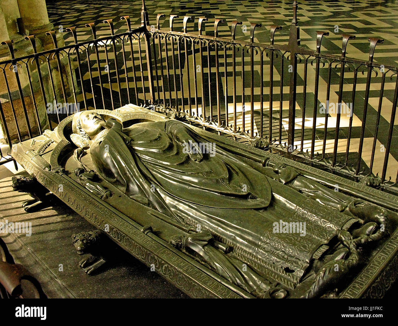 Una tomba e varie statue all interno della cattedrale di Amiens, Francia il 5/7/2006 Foto Stock