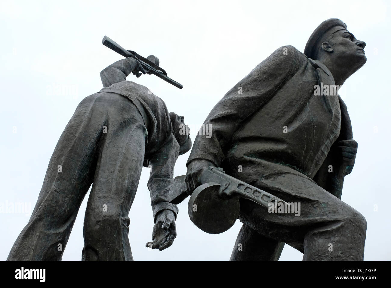 Scultura raffigurante i marines russi dello scultore Alexander Turenkov, ( 1980) parte del memoriale per i guerrieri sovietici morti combattendo per Sacharin del Sud e le isole Kuril contro i militaristi giapponesi nell'agosto 1945 situato sulla Ploshchad Slavy (Piazza Gloria) nella città di Yuzhno-Sakhalinsk, nell'isola di Sacharin, Nell'Oceano Pacifico. Russia Foto Stock