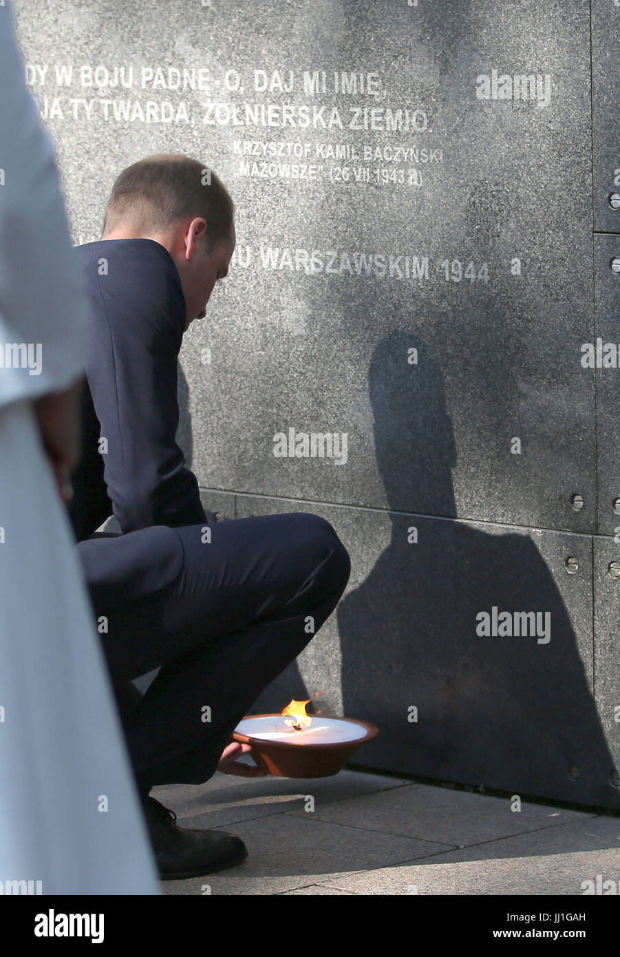 Il Duca di Cambridge, lascia una candela alla parete del ricordo durante una visita a Varsavia il museo in salita al quale è dedicata la rivolta del 1944 che vide il polacco della resistenza armata Home tentativo di liberare Varsavia da occupazione tedesca, come parte di un tour di cinque giorni di Polonia e Germania. Foto Stock
