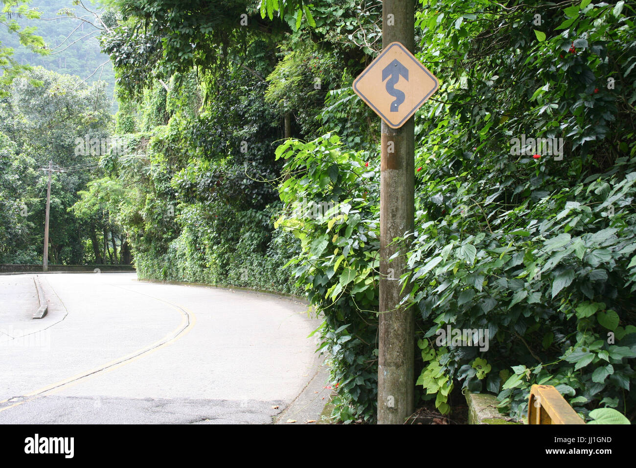 Traffico sinuoso segno, Pedra da Gavea road, Rio de Janeiro, Brasile. Foto Stock