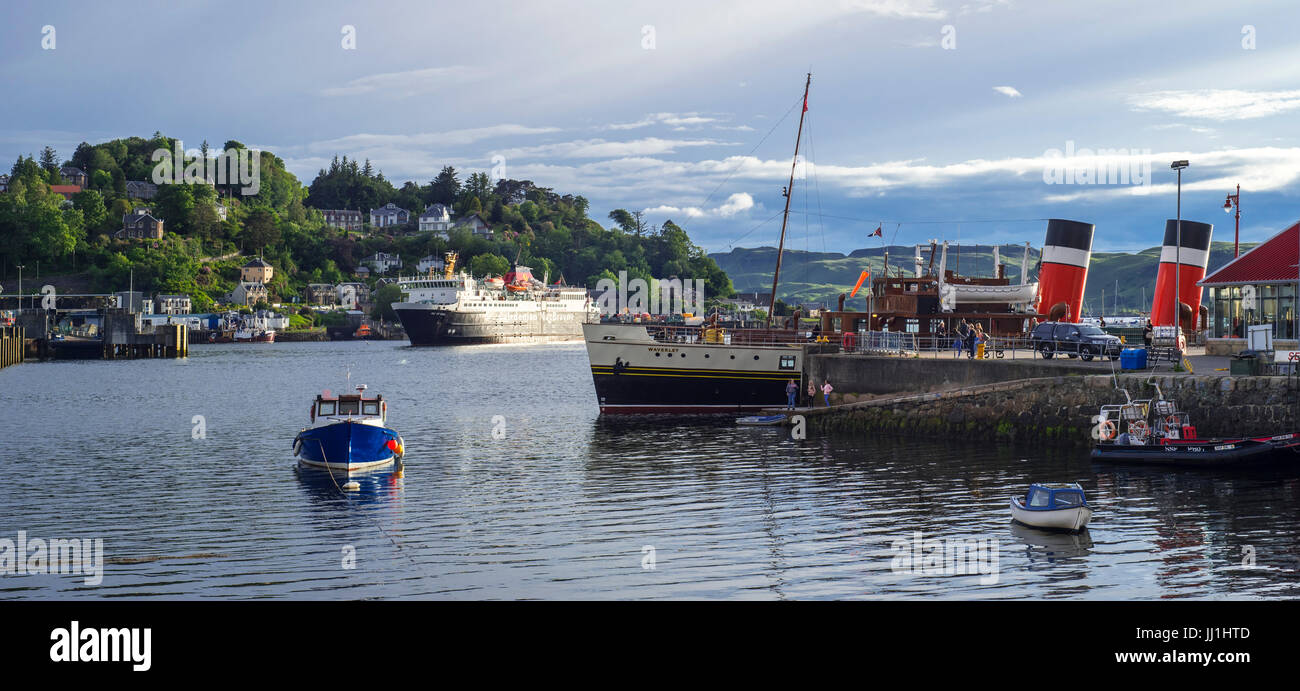 Isle of Mull traghetto da Caledonian MacBrayne e PS Waverley, ultimo per la navigazione marittima battello a vapore nel porto di Oban, Argyll and Bute, Scozia Foto Stock