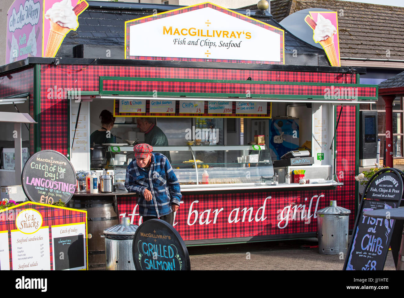 Il vecchio uomo di fronte fish & chips e frutti di mare stand nella città Oban, Argyll and Bute, Scotland, Regno Unito Foto Stock