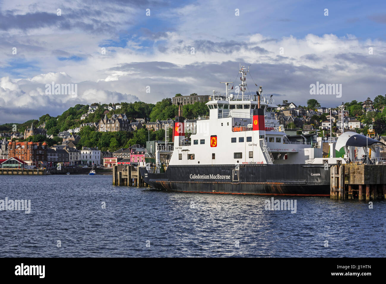 MV Coruisk traghetto da Caledonian MacBrayne ormeggiata nel porto di Oban, Argyll and Bute, Scotland, Regno Unito Foto Stock