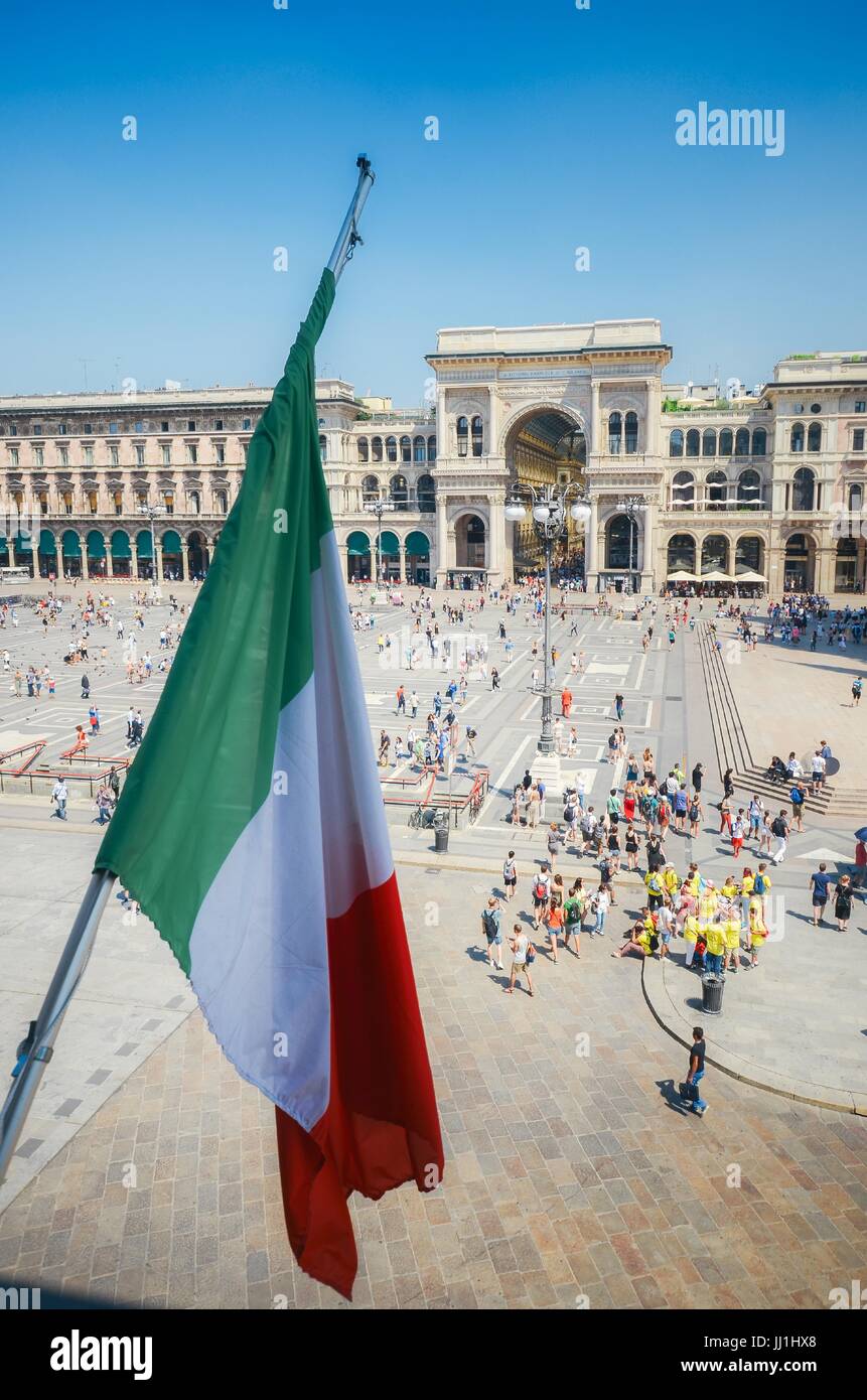 Vittorio Emanuele II monumento in Milano - Italia con bandiera italiana Foto Stock