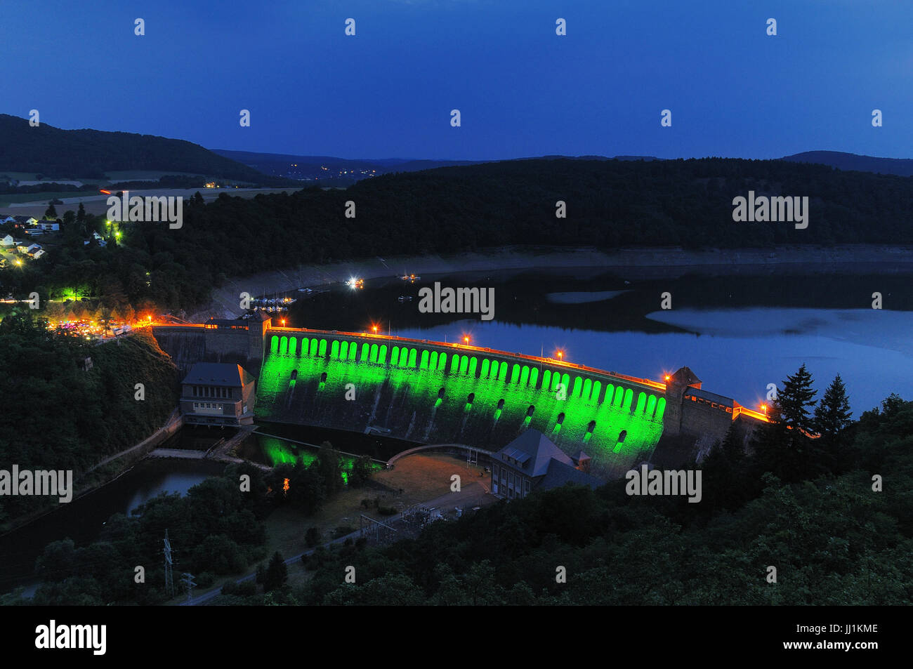 Edersee verde illuminato Dam al crepuscolo Foto Stock