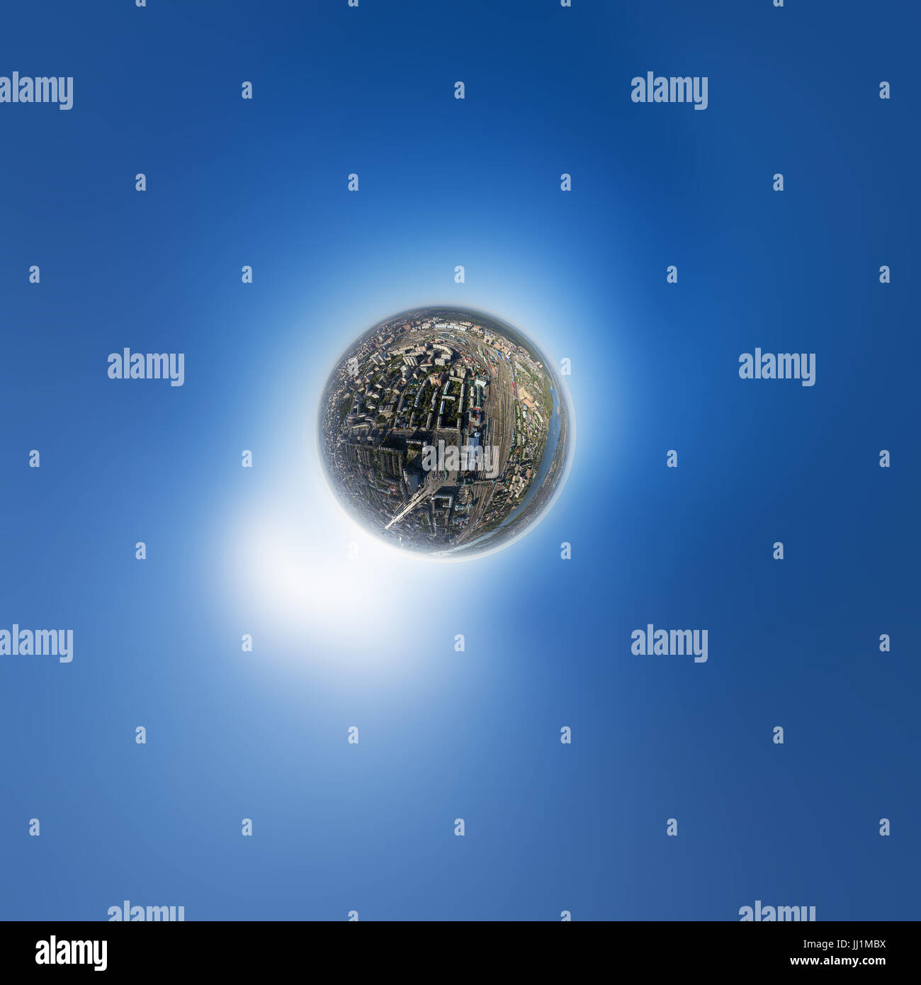 Antenna vista città con crocevia di edifici e parchi Foto Stock