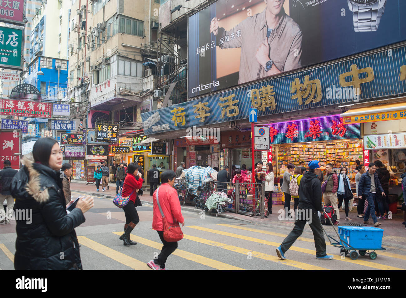 Hong Kong - scena di People Street nel trafficato quartiere di Causeway Bay Foto Stock