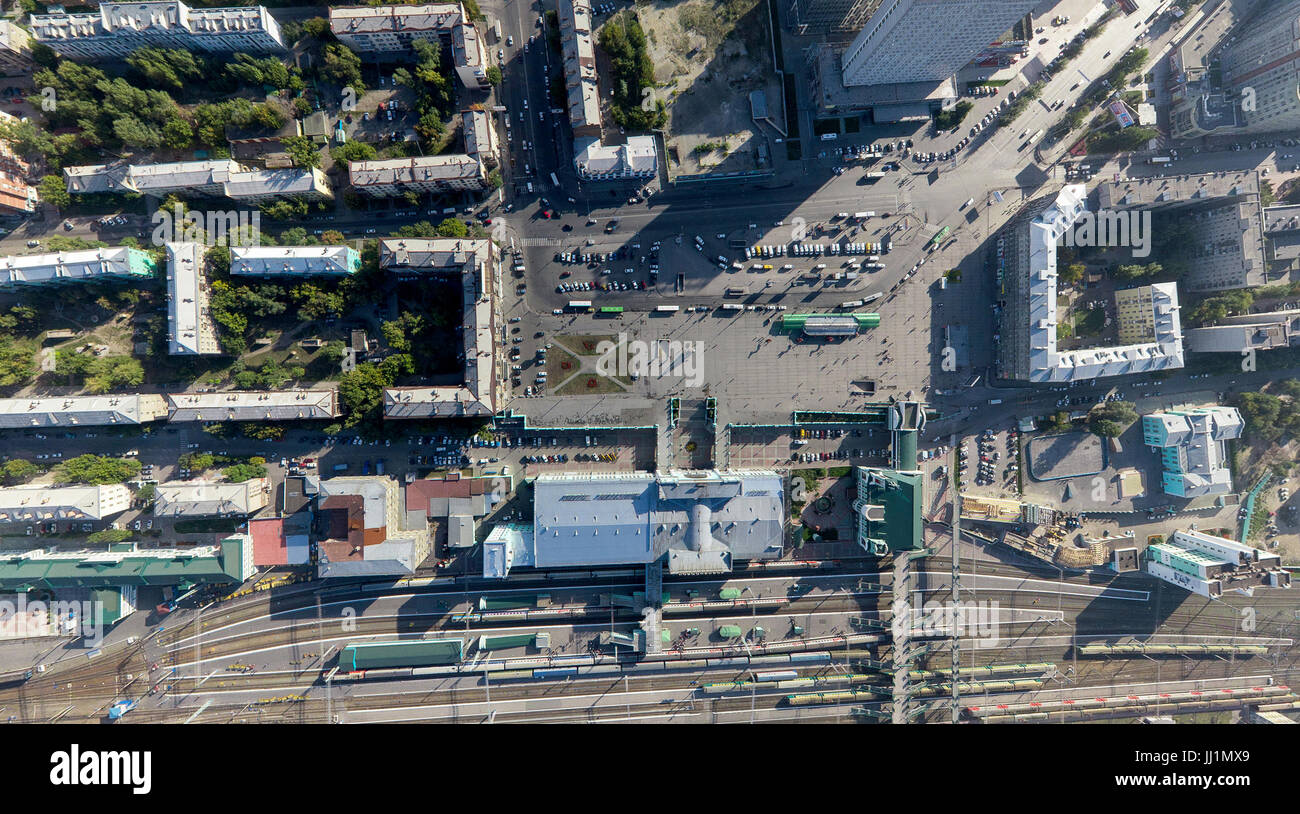 Antenna vista città con crocevia, strade, case, edifici, parchi, parcheggi, ponti Foto Stock