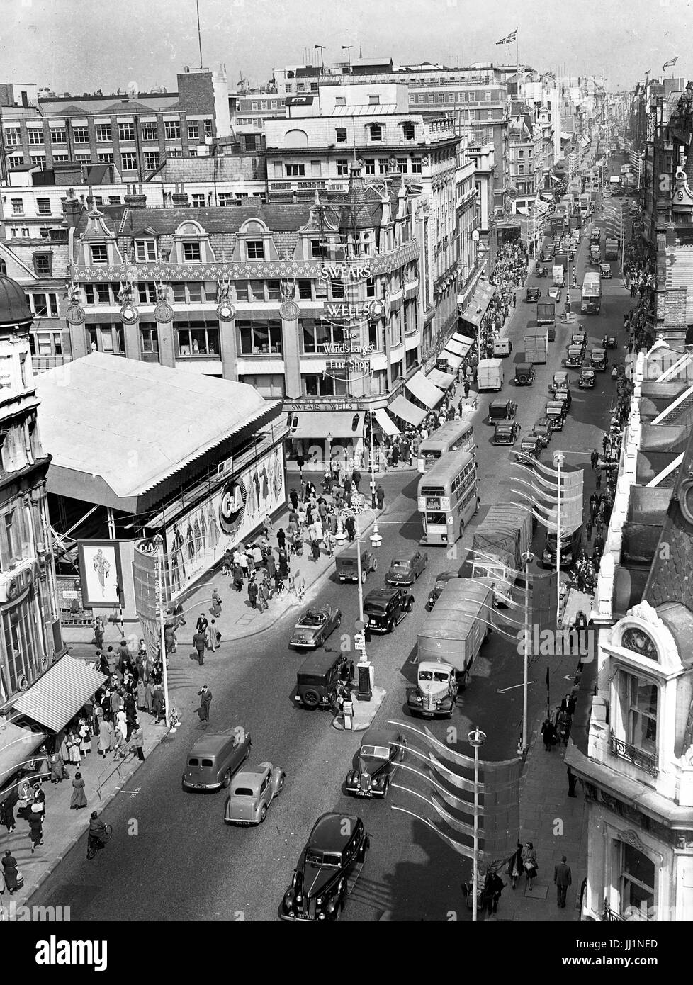 Oxford Street a Londra 1953 con C&A in costruzione e Giura e pozzi fur shop. Foto Stock