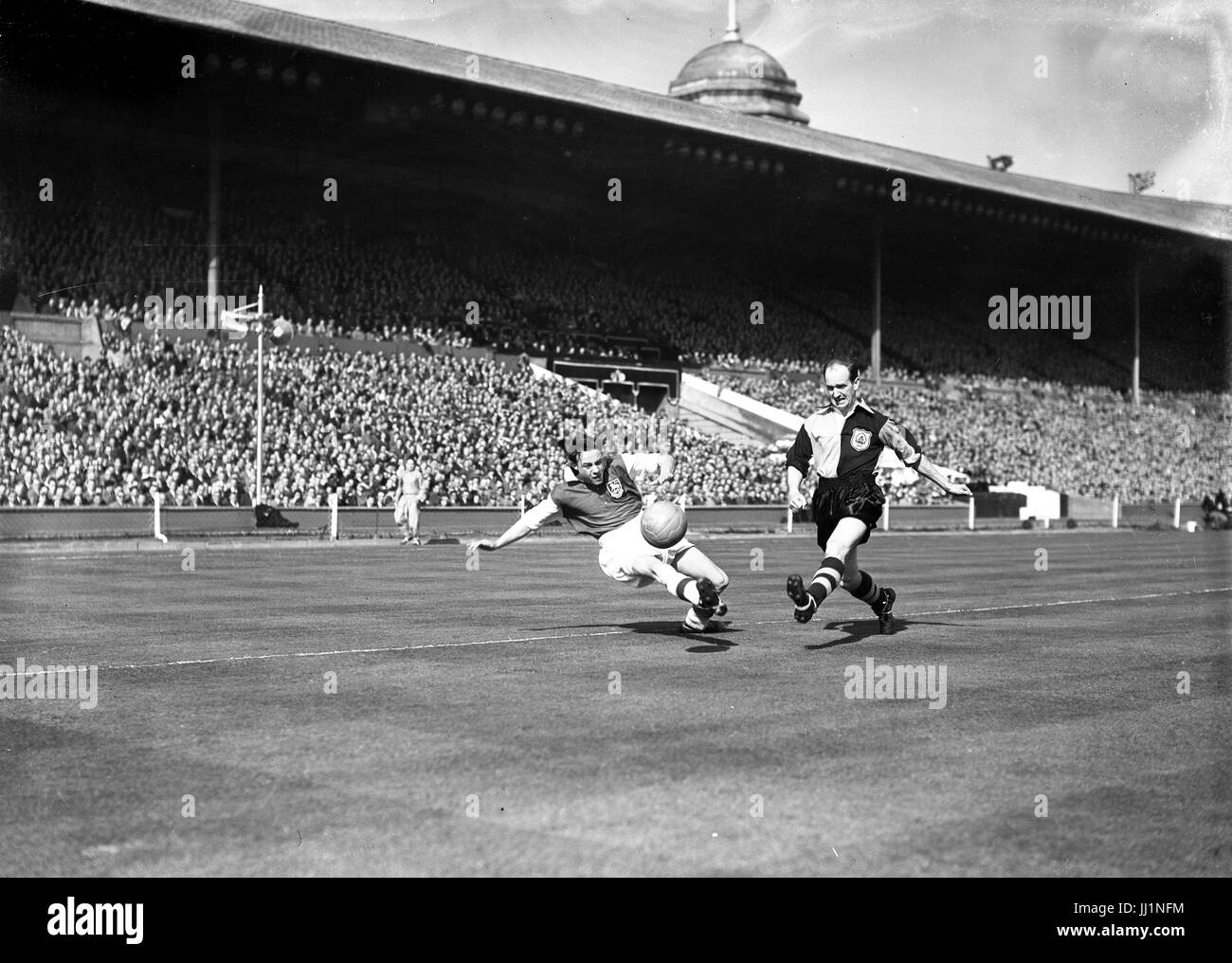 FA Amateur Cup finale Hendon v Bishop Auckland allo Stadio di Wembley Bishop Auckland player Bob Hardisty germogli goalwards 18 Aprile 1955 Foto Stock