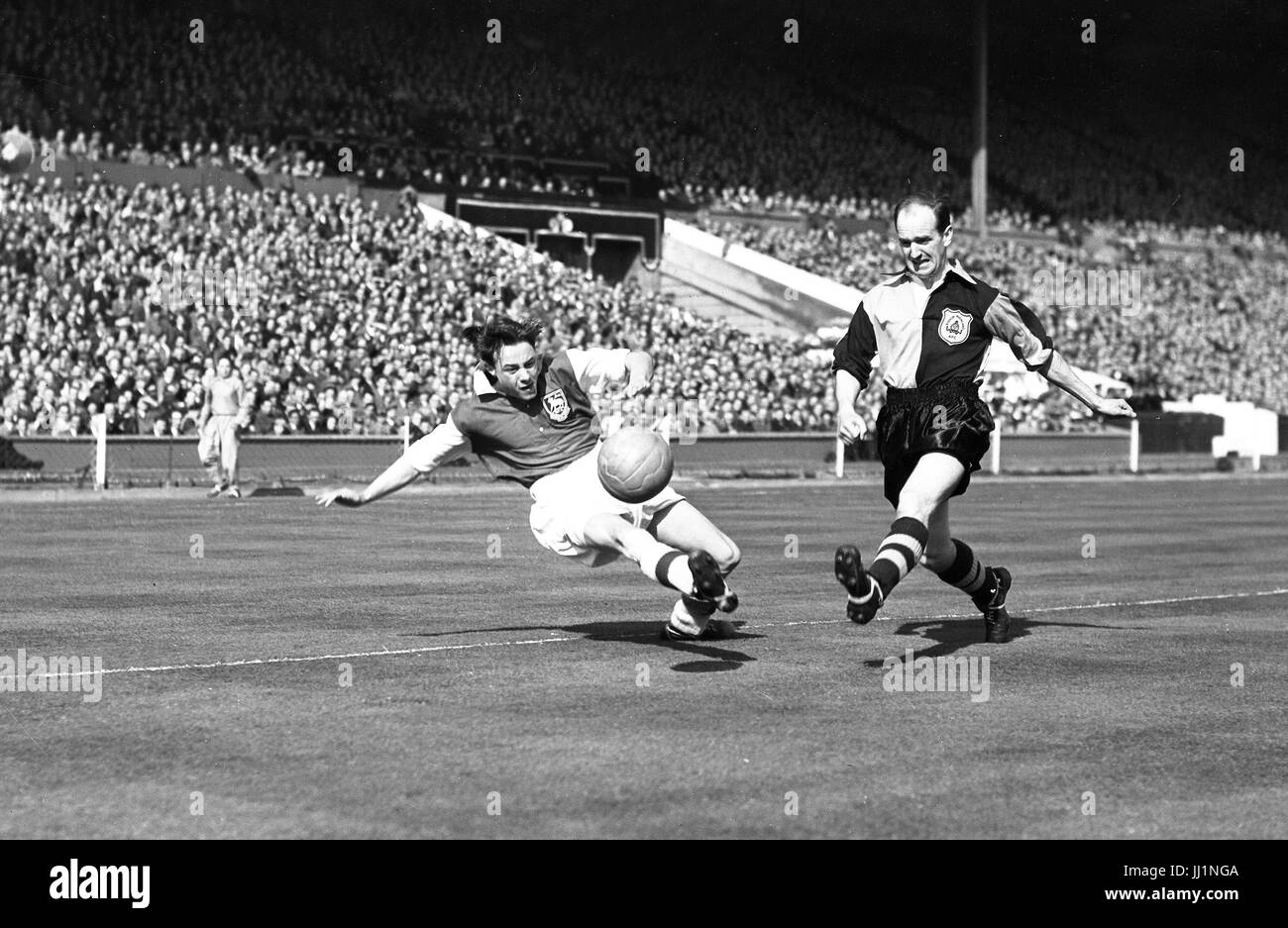 FA Amateur Cup finale Hendon v Bishop Auckland allo Stadio di Wembley Bishop Auckland player Bob Hardisty germogli goalwards 18 Aprile 1955 Foto Stock