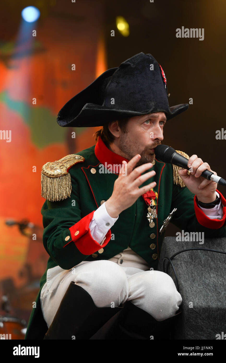 Neil Hannon della Divina Commedia performing live sul palco obelisco al 2017 Latitude festival in Henham Park, Southwold nel Suffolk. Data foto: Sund Foto Stock