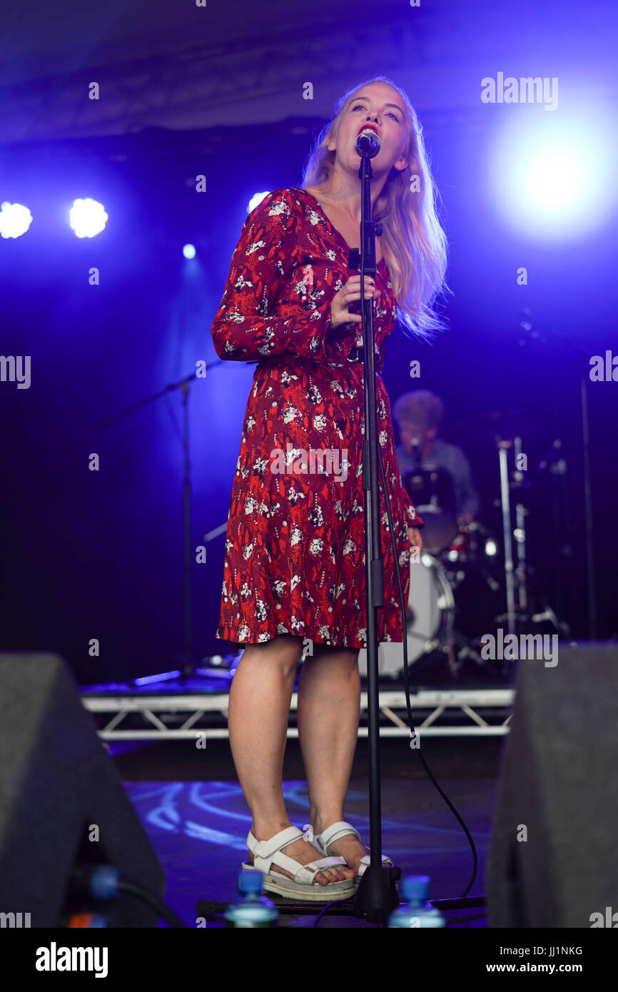 Rakel Mjoll di sogno moglie performing live sul palcoscenico del lago al 2017 Latitude festival in Henham Park, Southwold nel Suffolk. Foto Data: domenica, Ju Foto Stock
