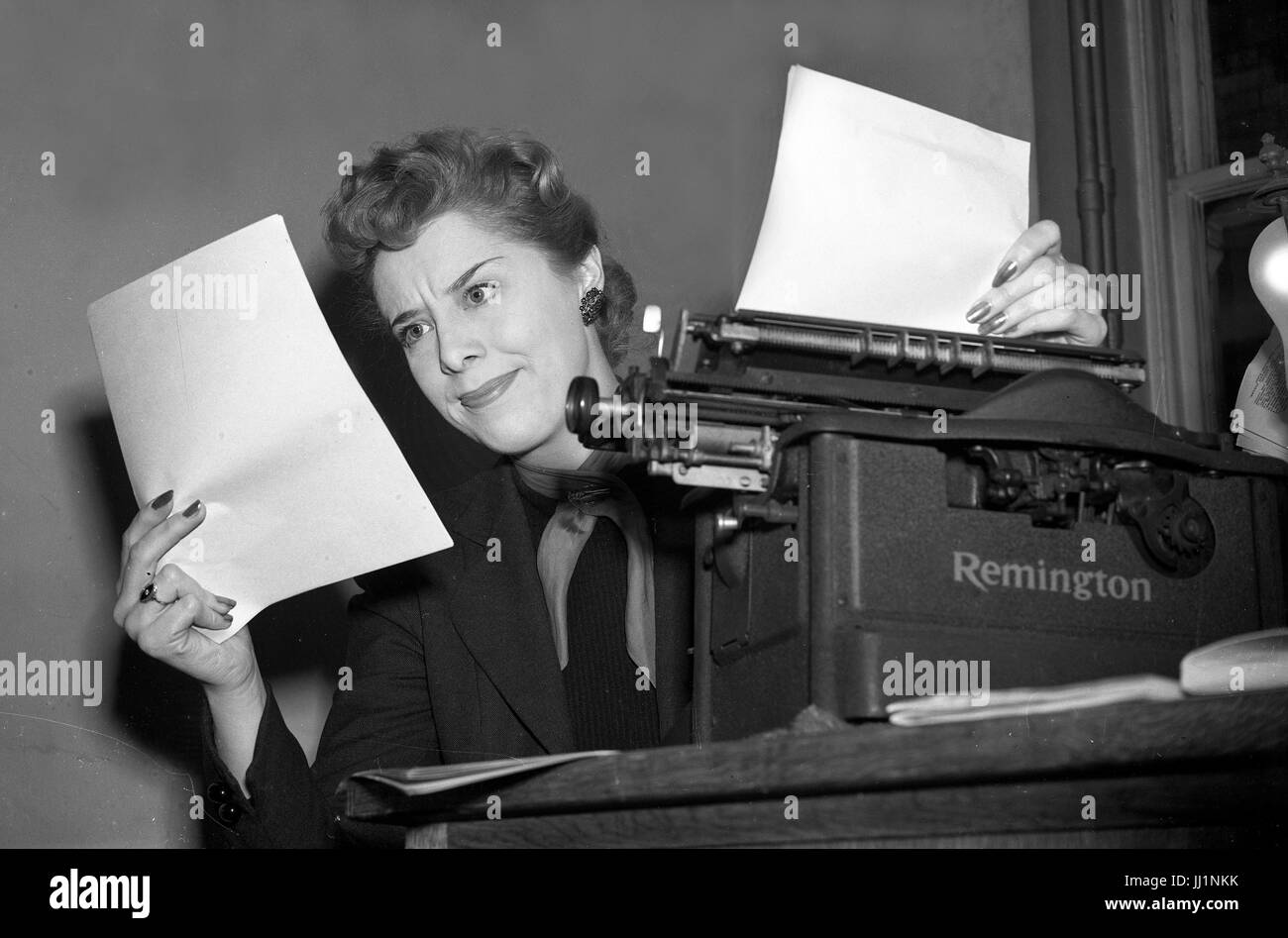 Donna attraente SEGRETARIA DATTILOGRAFA degli anni cinquanta Foto Stock
