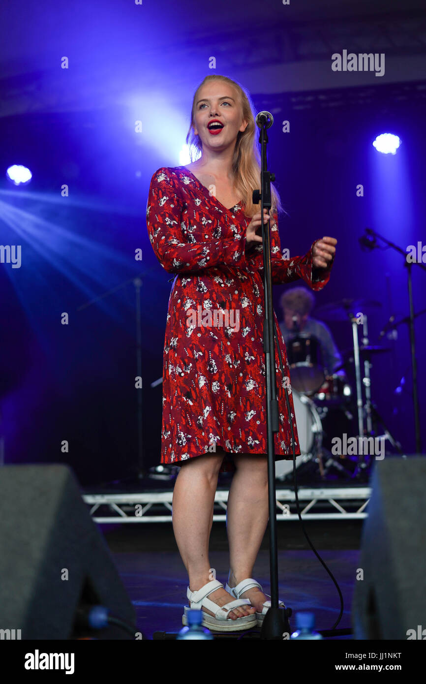 Rakel Mjoll di sogno moglie performing live sul palcoscenico del lago al 2017 Latitude festival in Henham Park, Southwold nel Suffolk. Foto Data: domenica, Ju Foto Stock
