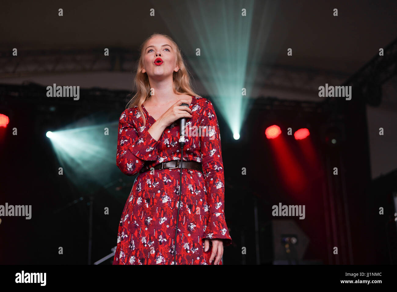 Rakel Mjoll di sogno moglie performing live sul palcoscenico del lago al 2017 Latitude festival in Henham Park, Southwold nel Suffolk. Foto Data: domenica, Ju Foto Stock