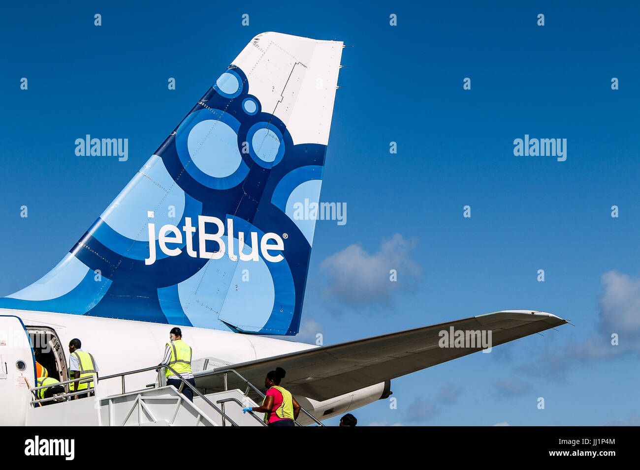 I membri del personale di servizio stanno entrando in un aereo JetBlue seguendo il suo atterraggio a Maurice Bishop aeroporto. Foto Stock