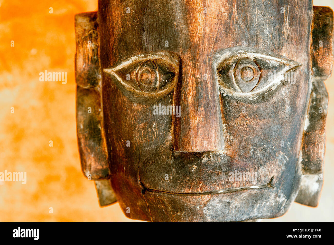 Primo piano del volto di un tribal style statua in legno. Foto Stock