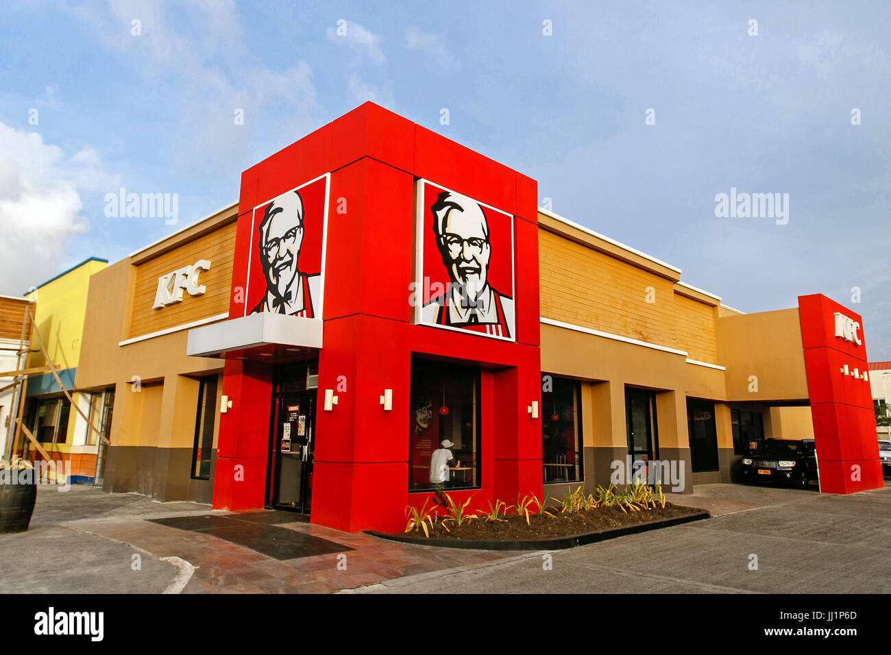 Nel tardo pomeriggio sole splende su un KFC un ristorante fast food in Grenada. Foto Stock