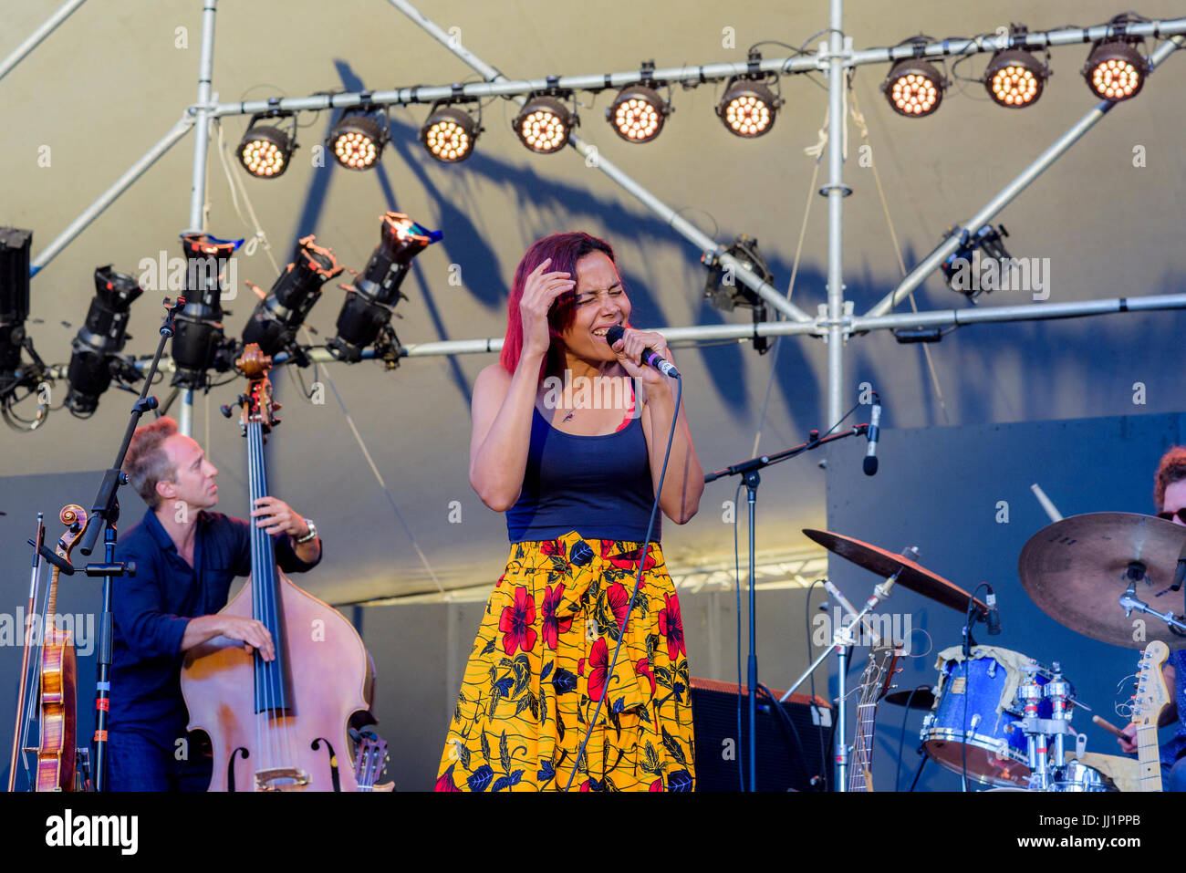 Rhiannon Giddens si esibisce al Festival annuale di musica folk di Vancouver 40th, Vancouver, British Columbia, Canada. Foto Stock