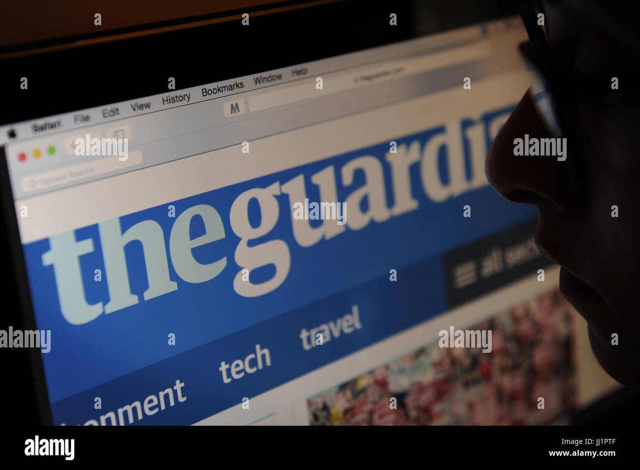 Una donna guarda al quotidiano Guardian sito sul suo computer Foto Stock