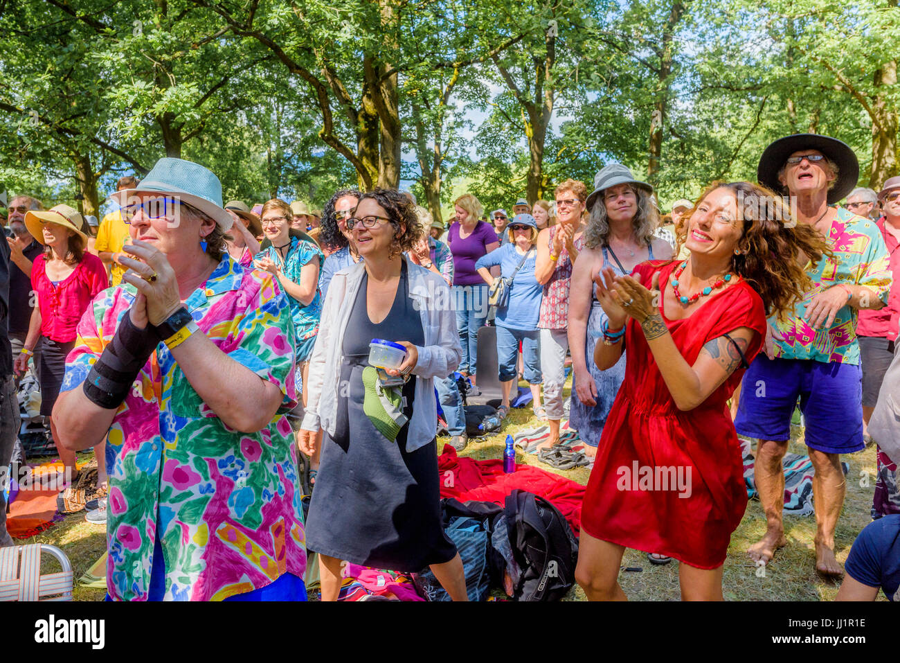 Folla apprezzando Ferron del rendimento al quarantesimo annuale di Vancouver Folk Music Festival, Vancouver, British Columbia, Canada. Foto Stock