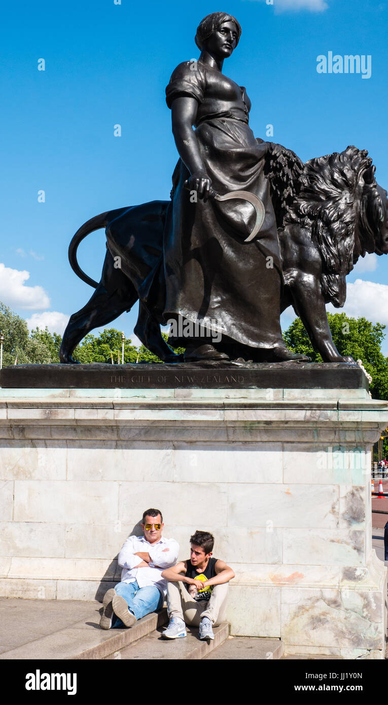 Padre e figlio, Queen Victoria Memorial, Buckingham Palace a Londra, Inghilterra Foto Stock