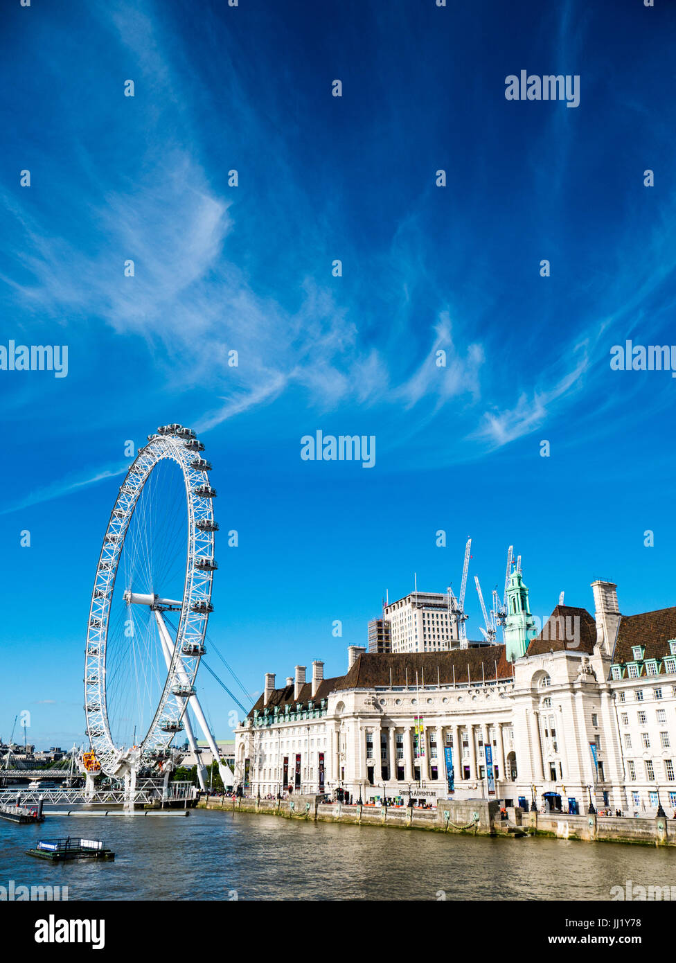 Il London Eye e il South Bank, County Hall edificio, il fiume Tamigi, Londra, Inghilterra Foto Stock