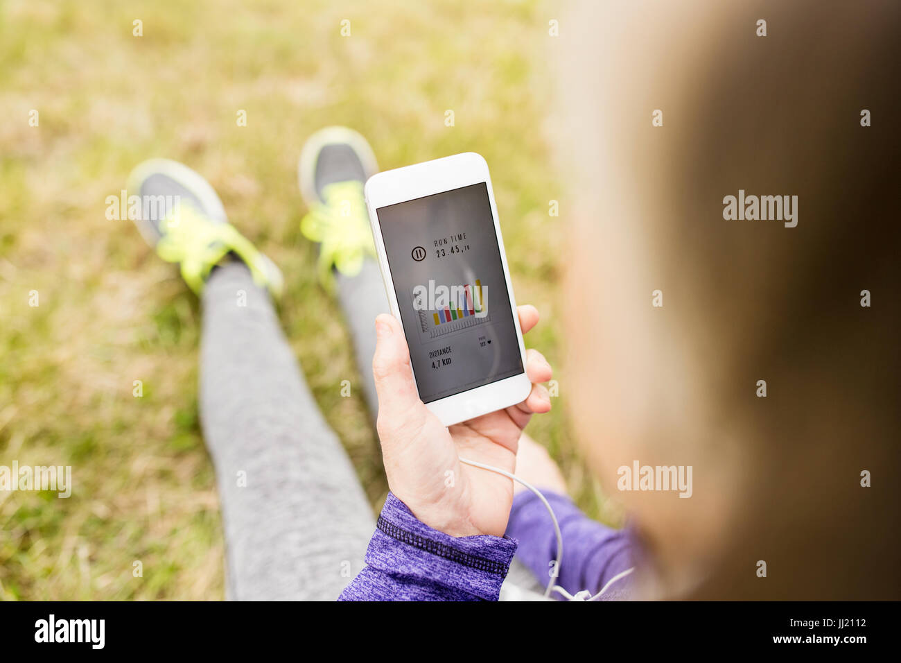 Irriconoscibile active senior runner in natura con smart phone. Foto Stock