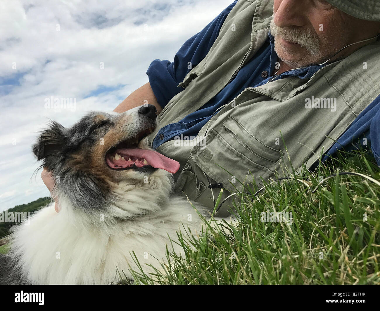 Outdoorsman robusto con il cane. Foto Stock