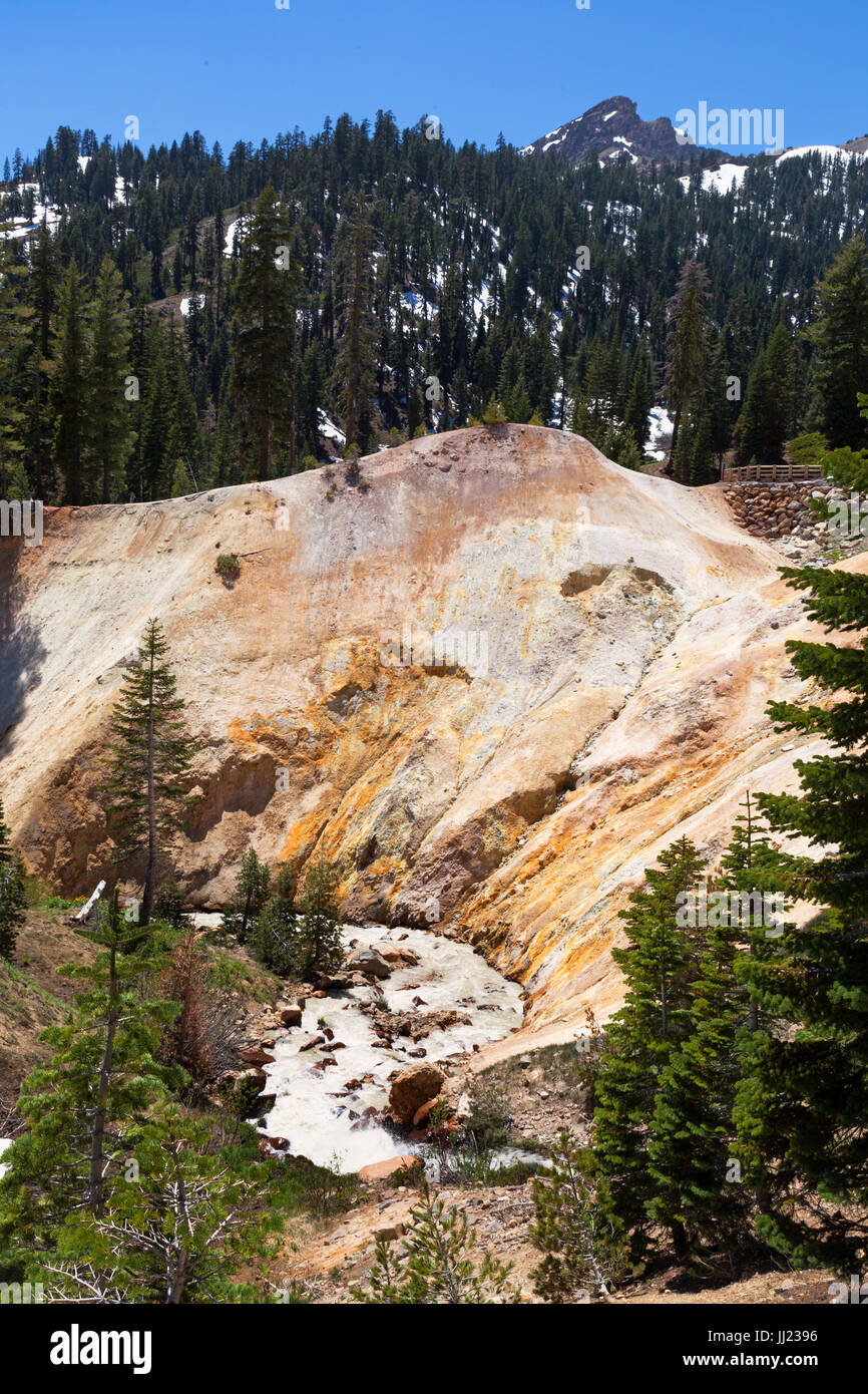 Runoff della molla passa attraverso un flusso al di sotto delle opere di zolfo area del Parco Nazionale vulcanico di Lassen Foto Stock