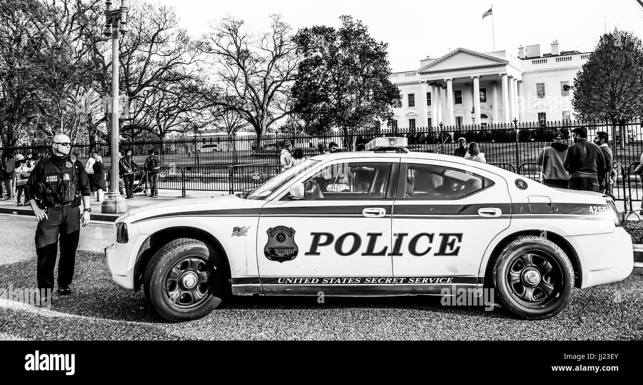 Un funzionario di polizia con il servizio segreto di guardia alla casa bianca - Washington DC / COLUMBIA - Aprile 7, 2017 Foto Stock