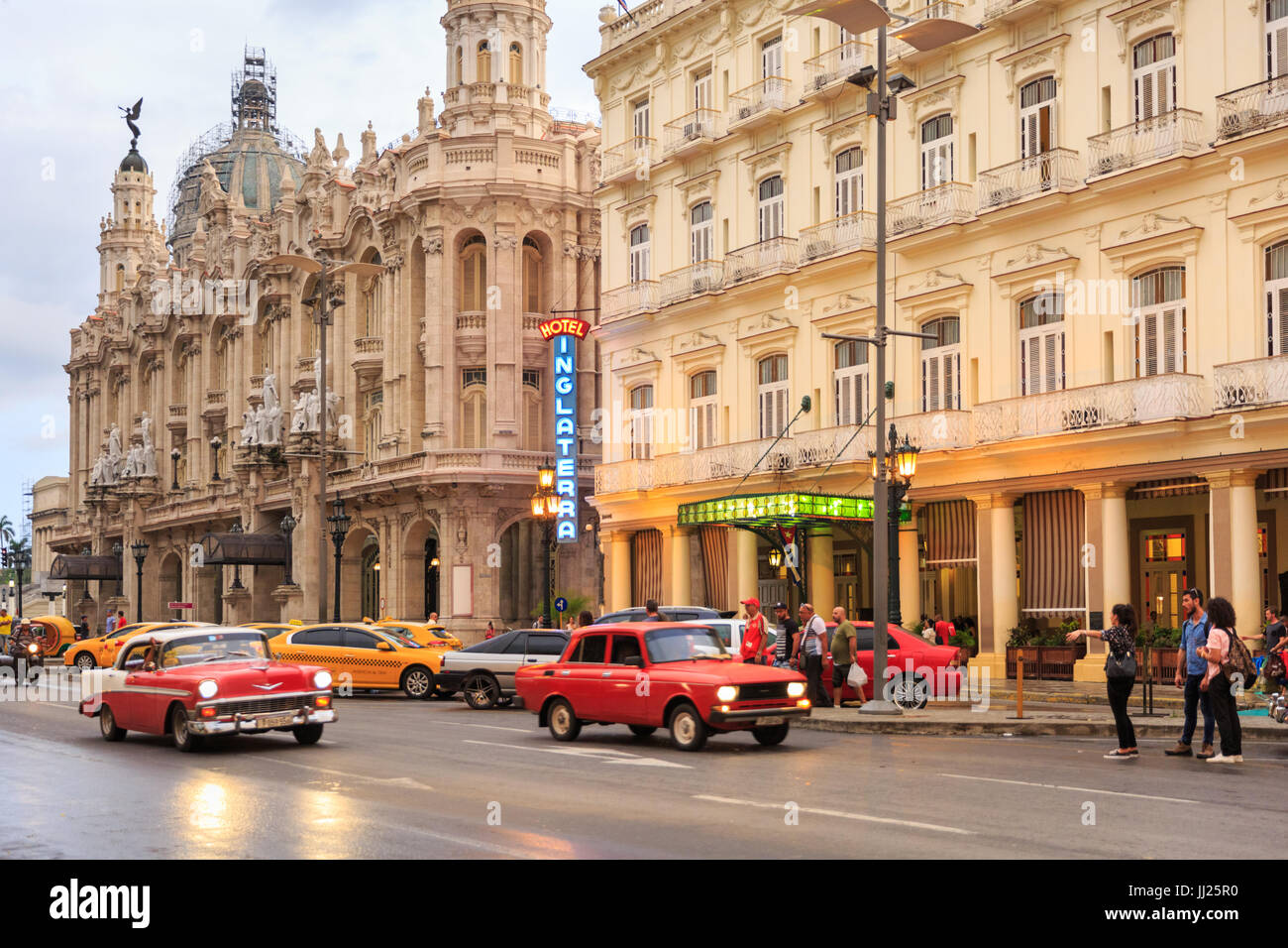 Esterno dell'Hotel Inglaterra con classiche auto in strada, un edificio storico restaurato nel Paseo delo Prado, Paseo de Marti, Old Havana, Cuba Foto Stock