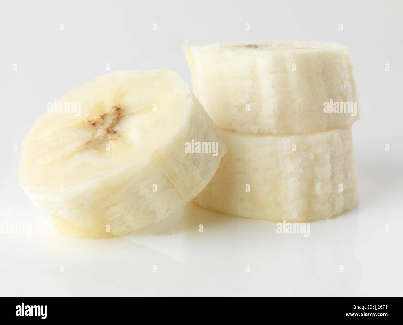 Primo piano della banana fette di frutta isolato su sfondo bianco Foto Stock