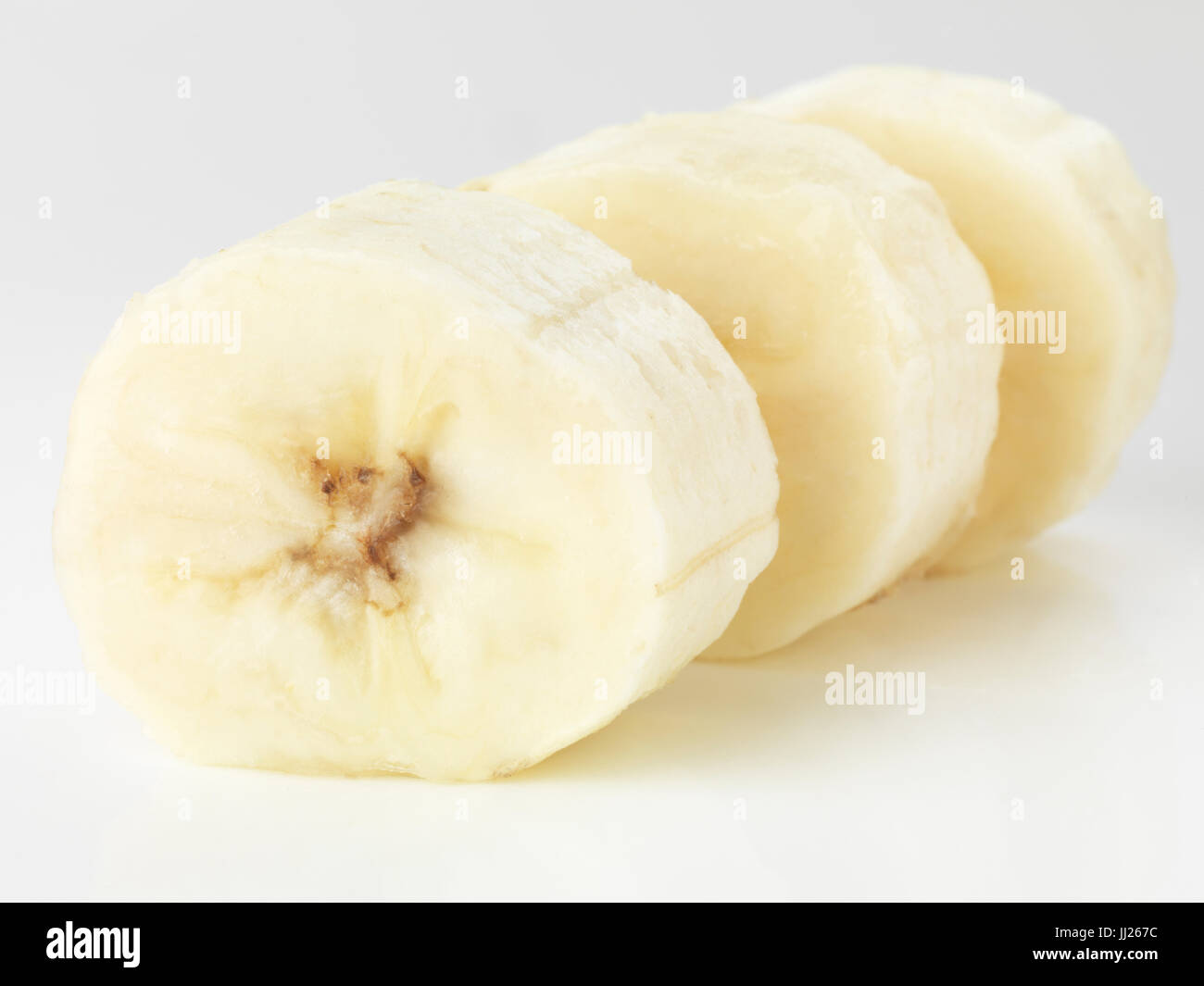 Primo piano della banana tre fette di frutta isolato su sfondo bianco Foto Stock