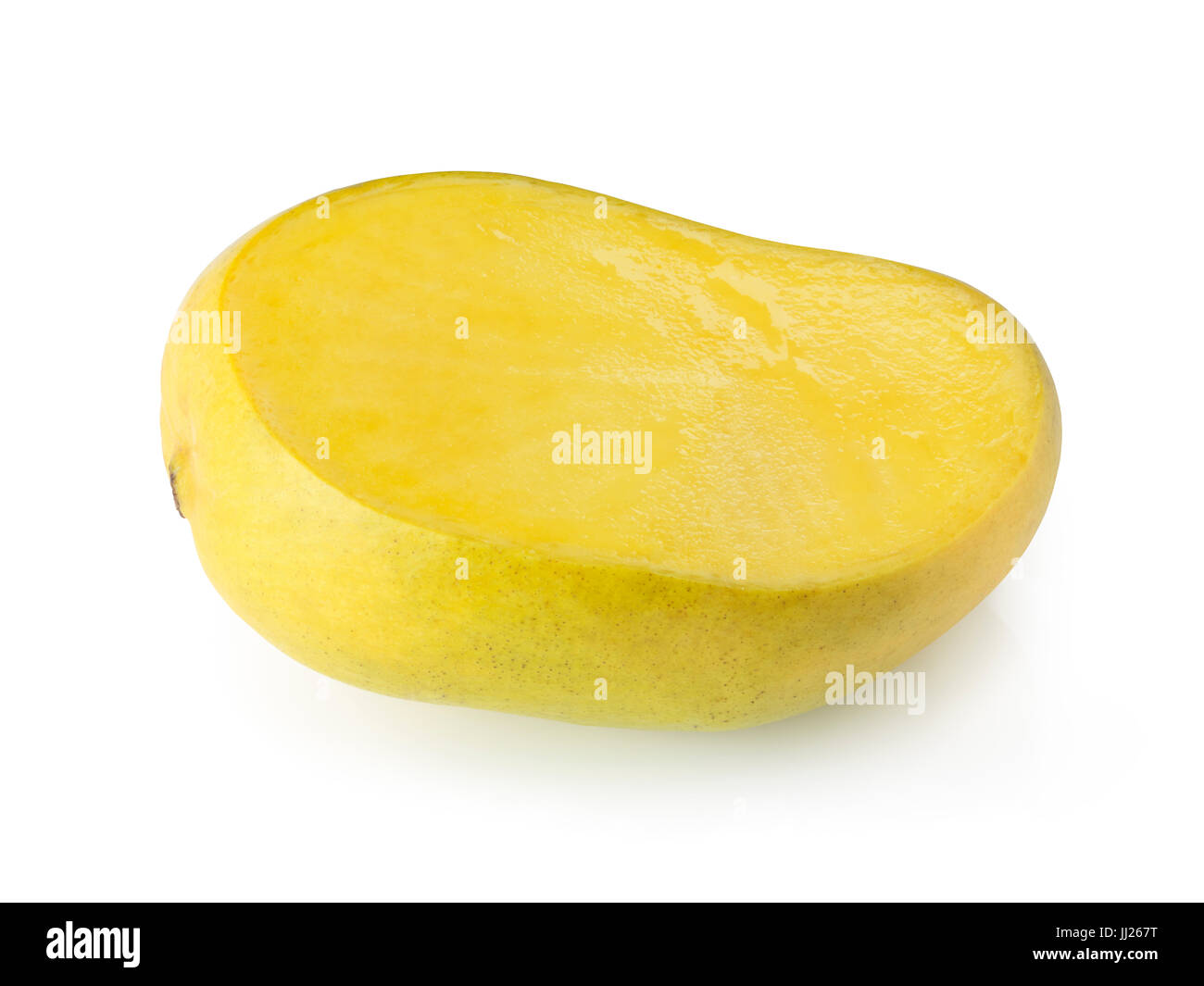 Primo piano di un affettato mature Ataulfo Giallo mango tropicale con frutta succosa polpa gialla isolato su sfondo bianco Foto Stock