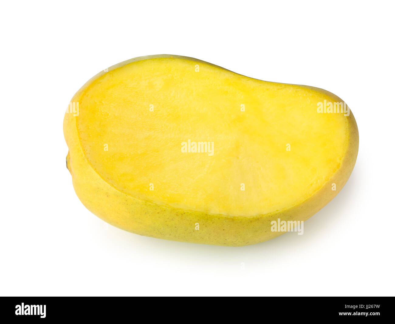 Primo piano di un giallo maturo Ataulfo mango frutta tropicali fetta isolati su sfondo bianco Foto Stock