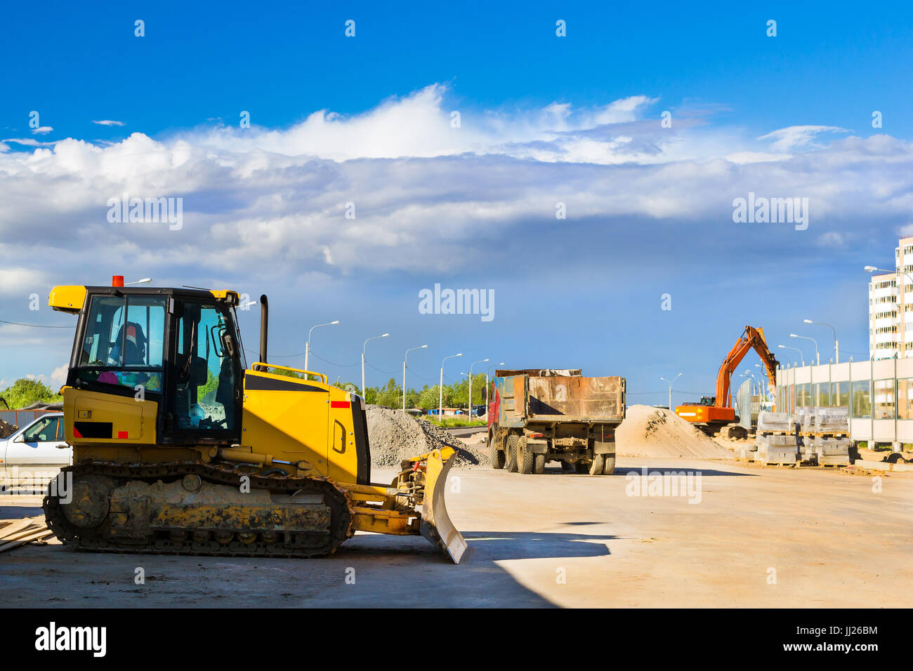 Trattore cingolato con benna sulla costruzione di alta velocità anello stradale intorno a Krasnoe Selo, San Pietroburgo. Macchina pesante attrezzature per lavori di scavo Foto Stock