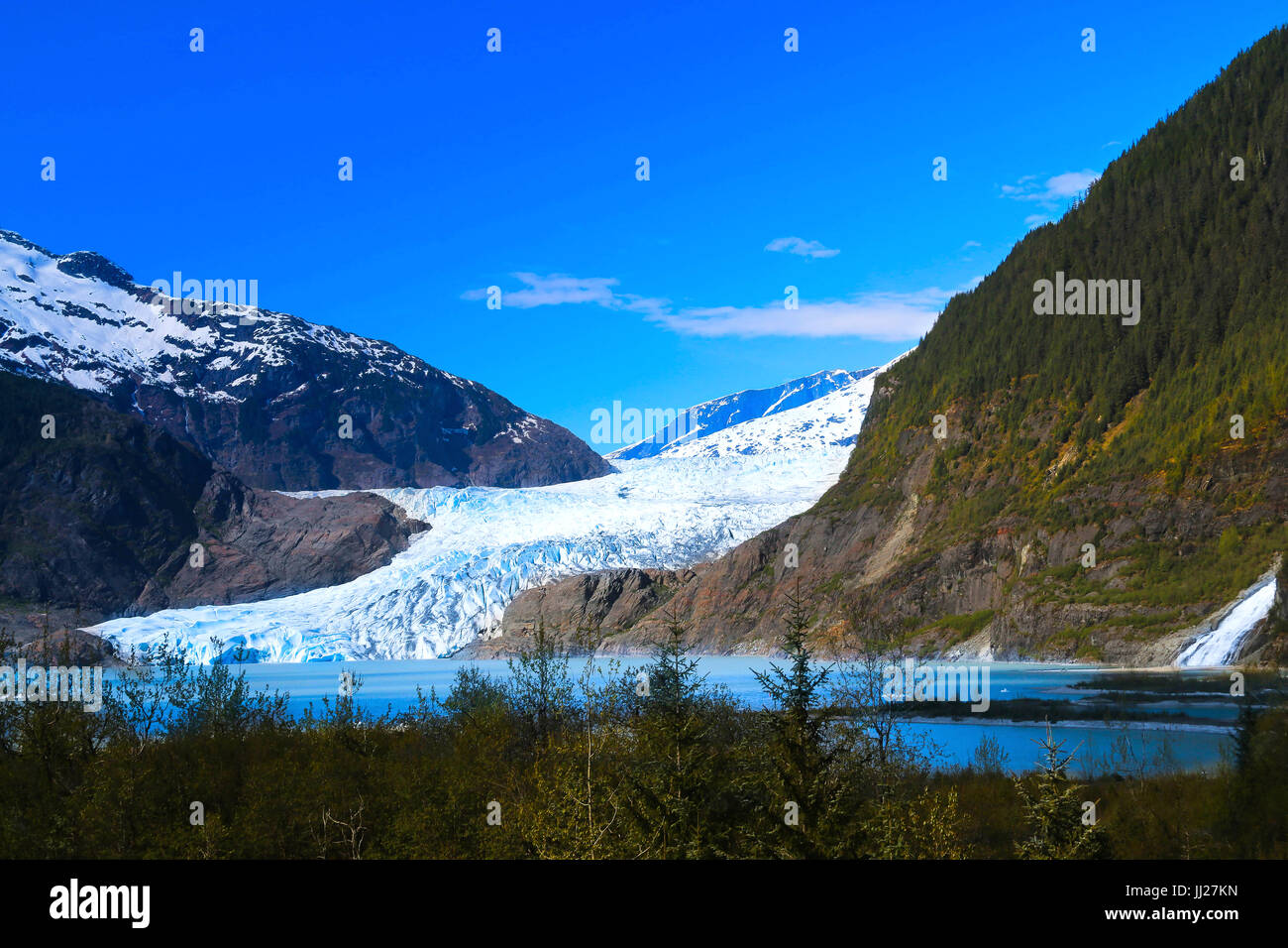 Mendenhall Glacier e cascata Foto Stock