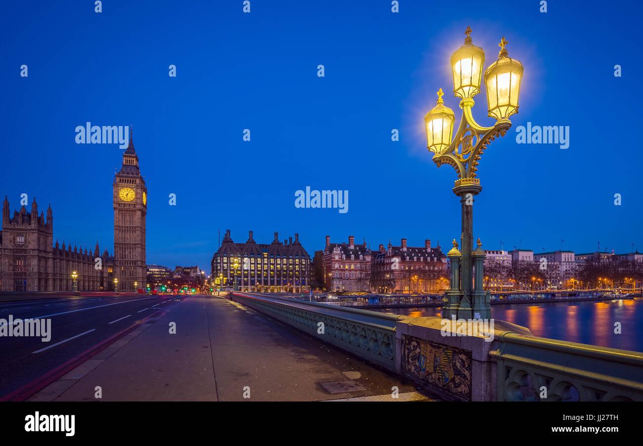 Londra, Inghilterra - il Big Ben e il Parlamento con la strada lampada presi da Westminster Bridge al tramonto Foto Stock