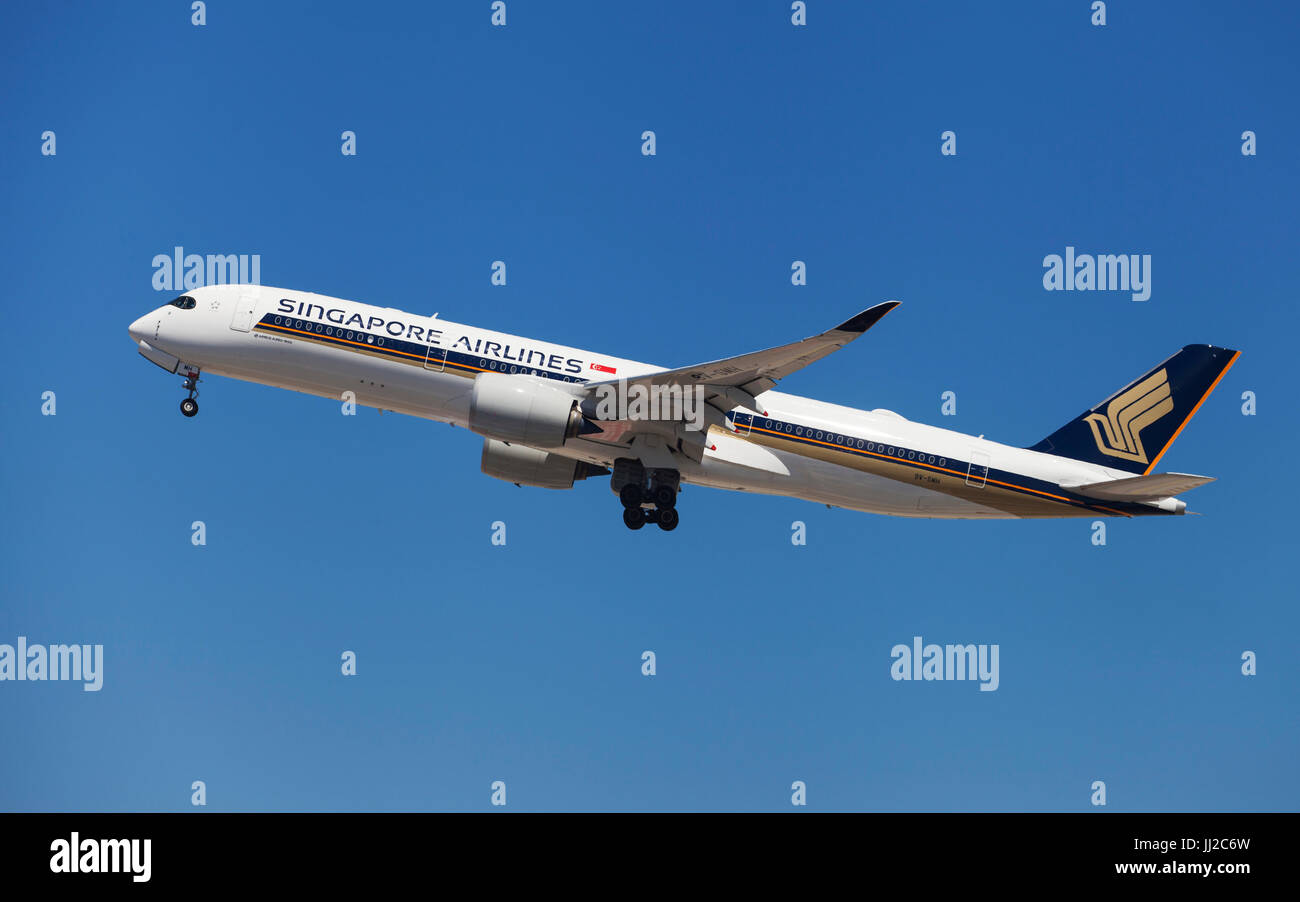 Barcellona, Spagna - Luglio 3, 2017: Singapore Airlines Airbus A350-900 decollo dall'Aeroporto El Prat di Barcellona, Spagna. Foto Stock