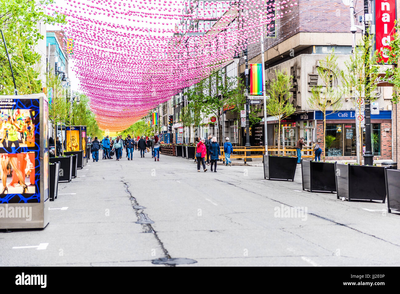 Montreal, Canada - 26 Maggio 2017: la gente camminare su Sainte Catherine Street in Montreal del Gay Village nella regione di Québec con decorazioni pensili Foto Stock